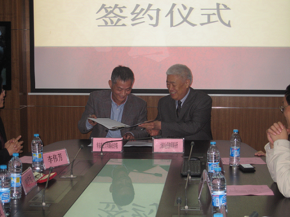 吴伯庆主任（右）和刘宁元院长签约