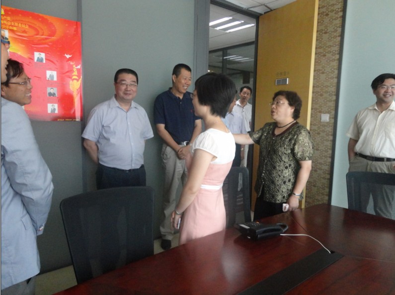 与会领导参观融孚所党建信息化平台