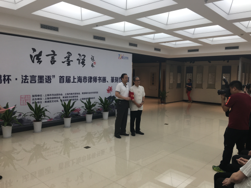 周志高主席与一等奖获得者合影