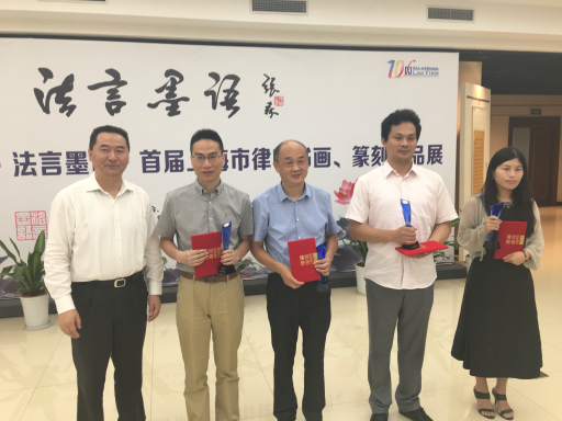 俞卫锋会长与二等奖获得者合影